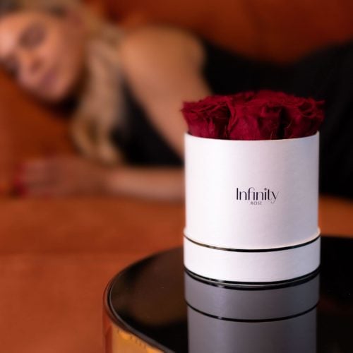 Duży flower box czerwone wieczne róże w białym pudełku z czarnym logo Infinity Rose
