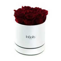Burgundowe wieczne róże w białym dużym flower boxie Infinity Rose