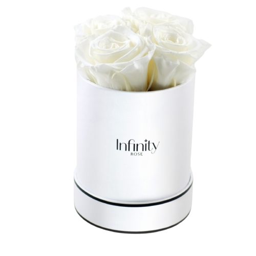 src="flower-box-średni.jpg" alt="średni flowerbox białe róże białe pudelko classic">