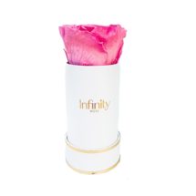 src="flower-box-mini.jpg" alt="mini flowerbox jasnoróżowa róża białe pudelko złocone ">