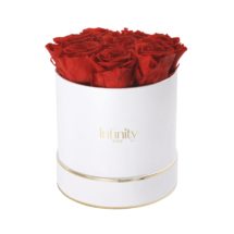 src="flower-box-kwiaty-w-pudelku.jpg" alt="duży flowerbox czerwone wieczne róże w białym pudełku">