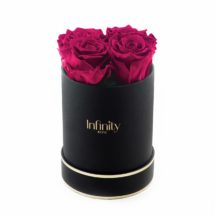 src="flower-box-sredni.jpg" alt="średni flowerbox ciemnoróżowe róże czarne pudelko złocone ">