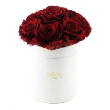 src="flower-box-bukiet.jpg" alt=flowerbox czerwone royal róże w małym białym welurowym pudełku">