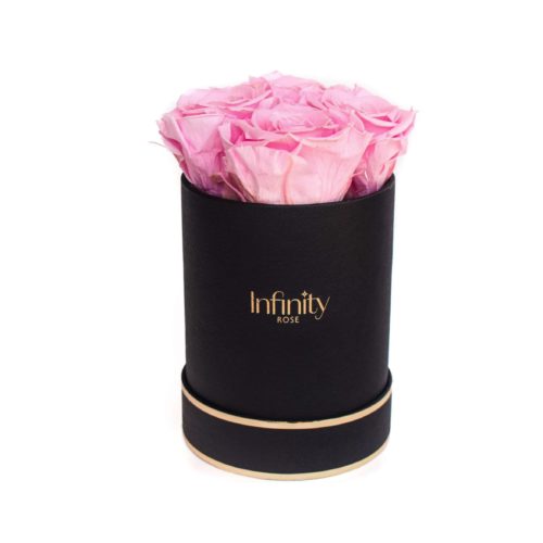 src="flower-box-sredni.jpg" alt="średni flowerbox jasnoróżowa róża czarne pudelko złocone ">