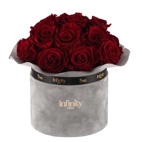 src="flower-box-velvet.jpg" alt="bukiet flowerbox czerwone róże w szarym pudelku">