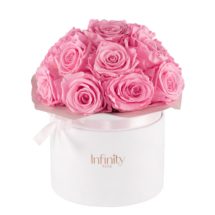 src="flower-box-velvet.jpg" alt="bukiet flowerbox różowe róże w białym pudelku">