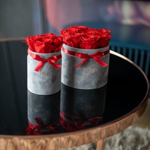 Prezent Dzień Kobiet Walentynki Dzień Matki duży i średni flower box czerwone stabilizowane wieczne róże w szarym pudełku velvet ze złotym logo Infinity Rose czerwona wstążka i designerskie wnętrze złoty stolik