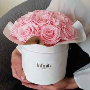 Biały flower box wieczne róże Infinity rose jasnoróżowe trzymane przez kobietę - produkty Infinity Rose
