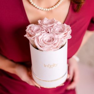 Flower box różowe wieczne róże Infinity Rose trzymane przez kobietę
