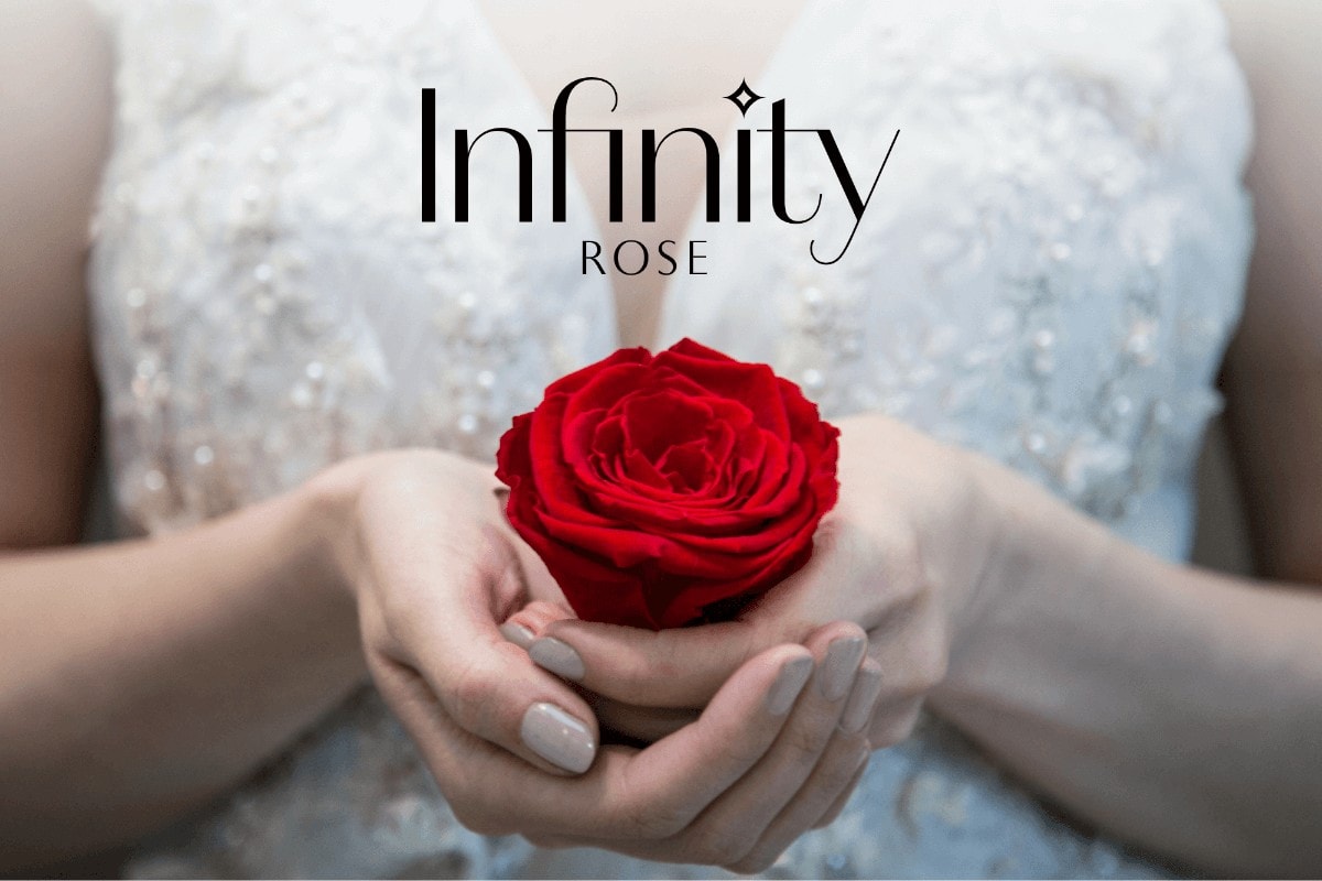 Czerwona wieczna róża Infinity Rose trzymana podczas ślubu przez pannę młodą w sukni ślubnej