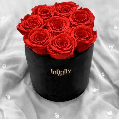 Kompozycja czerwone róże wieczne i czarny welurowy flower box Infinity Rose ze złotym logo na jedwabiu