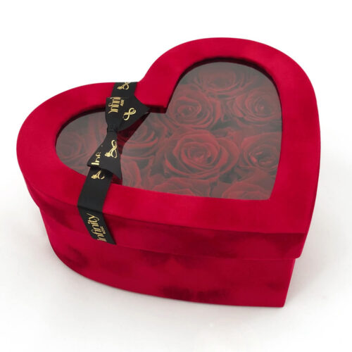 Kompozycja czerwone róże wieczne i czarny welurowy flower box w kształcie serca Infinity Rose ze złotym logo z zamkniętą pokrywką