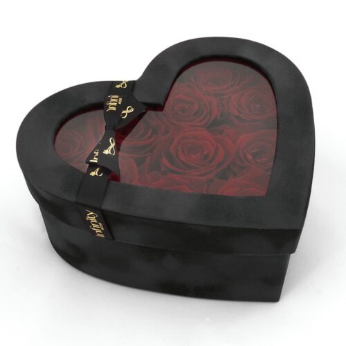 Kompozycja czerwone róże wieczne i czarny welurowy flower box w kształcie serca Infinity Rose ze złotym logo