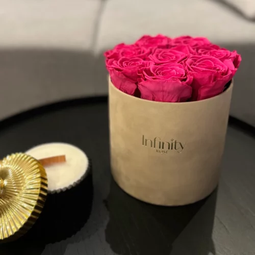 różowe róże wieczne beżowy welurowy flowerbox Infinity Rose czarno-złota świeca sojowa z drewnianym knotem